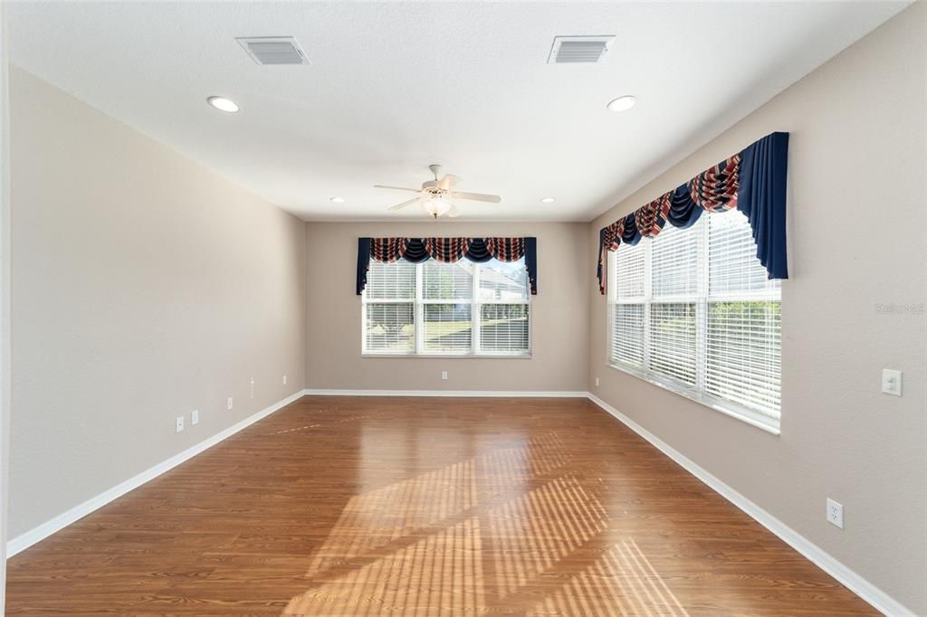 For Sale: $399,900 (3 beds, 2 baths, 2413 Square Feet)