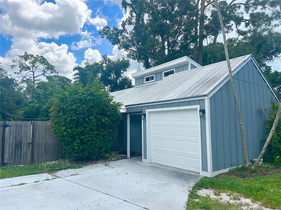 For Sale: $350,000 (3 beds, 2 baths, 1095 Square Feet)