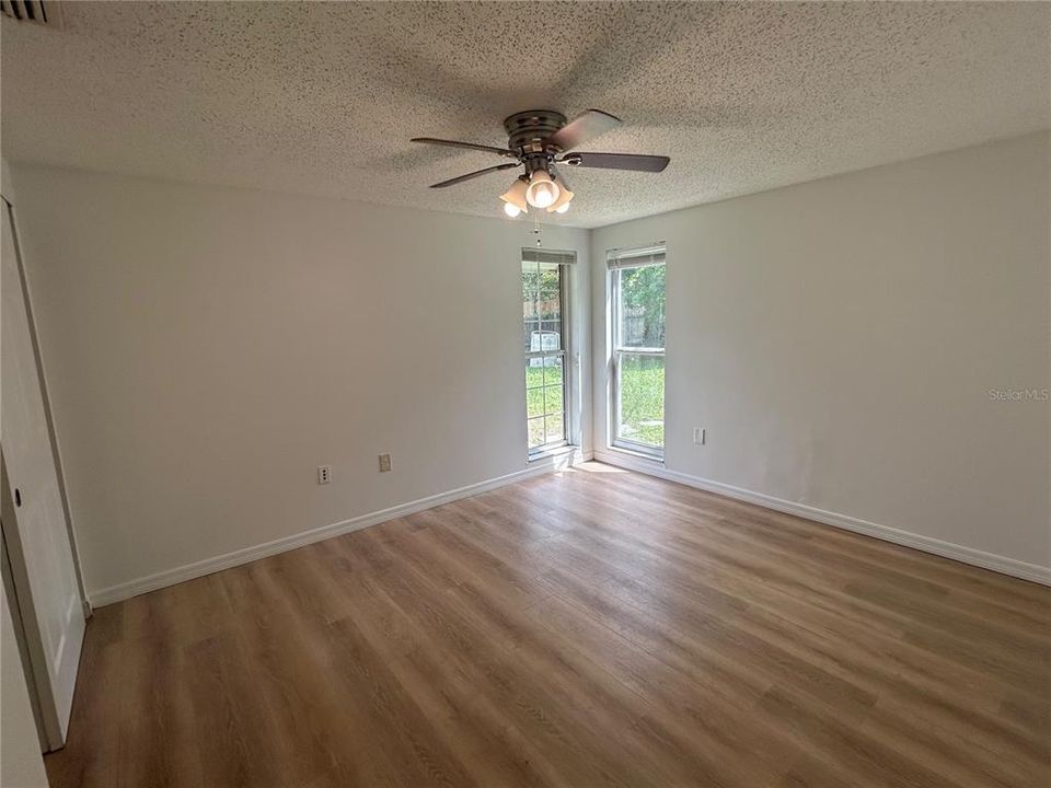 For Sale: $350,000 (3 beds, 2 baths, 1095 Square Feet)