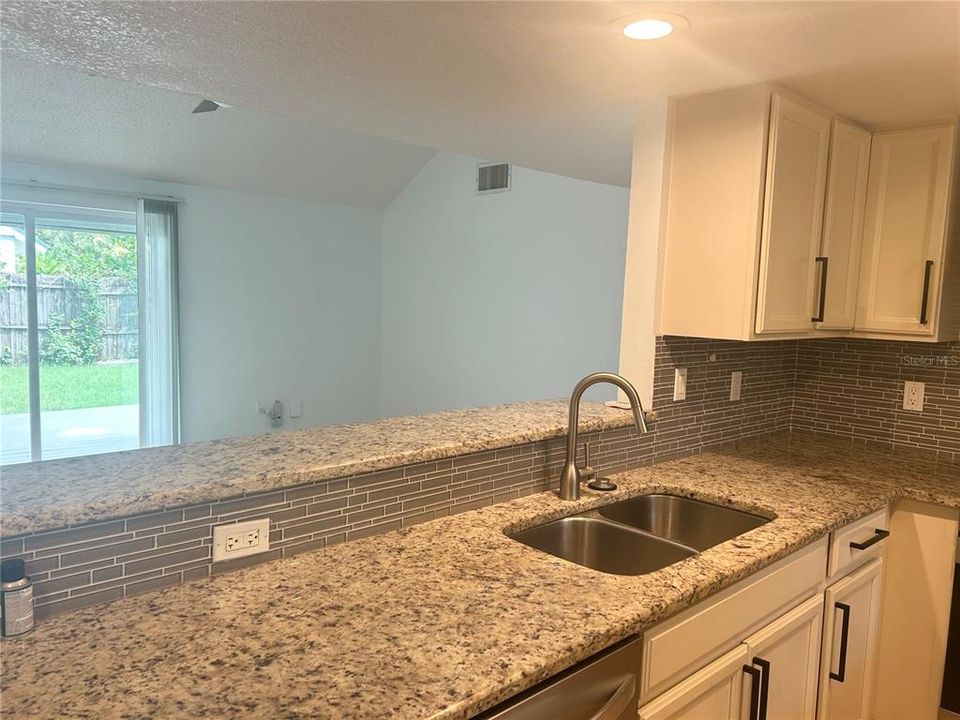 For Sale: $350,000 (3 beds, 2 baths, 1095 Square Feet)