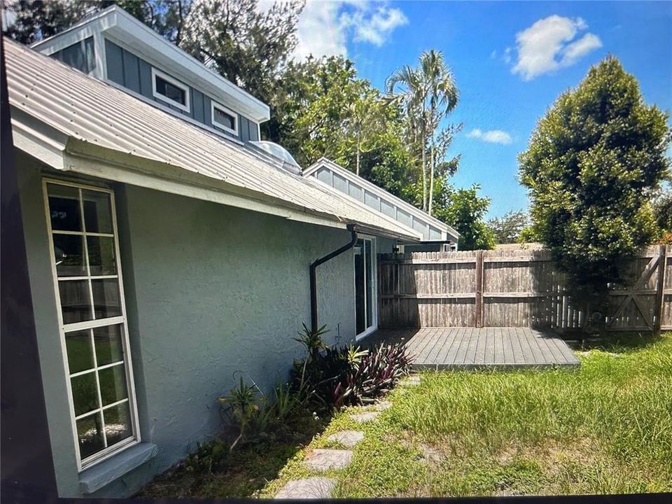 For Sale: $350,000 (3 beds, 2 baths, 1095 Square Feet)