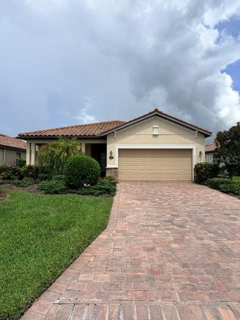 Active With Contract: $420,000 (3 beds, 3 baths, 1836 Square Feet)