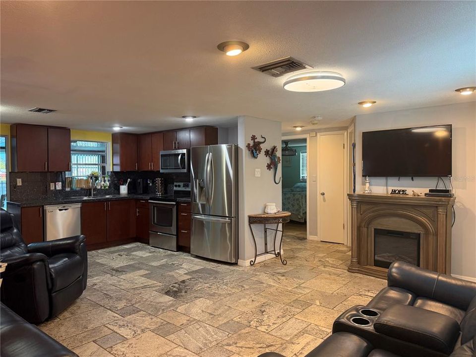 For Sale: $335,000 (2 beds, 1 baths, 1112 Square Feet)