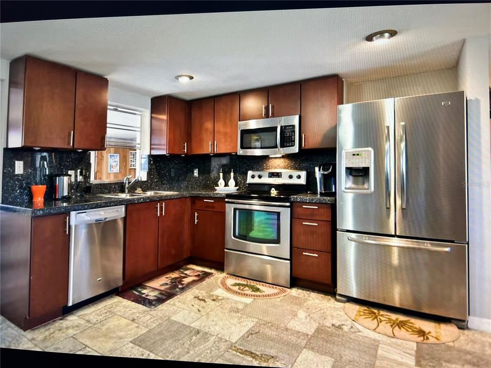 For Sale: $335,000 (2 beds, 1 baths, 1112 Square Feet)