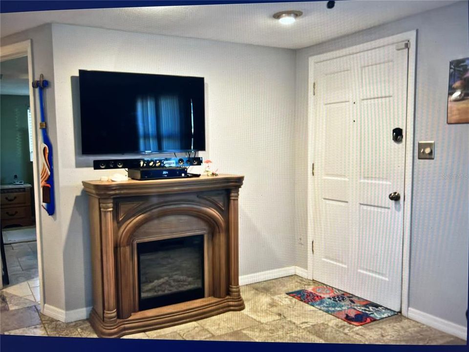 For Sale: $335,000 (2 beds, 1 baths, 1112 Square Feet)
