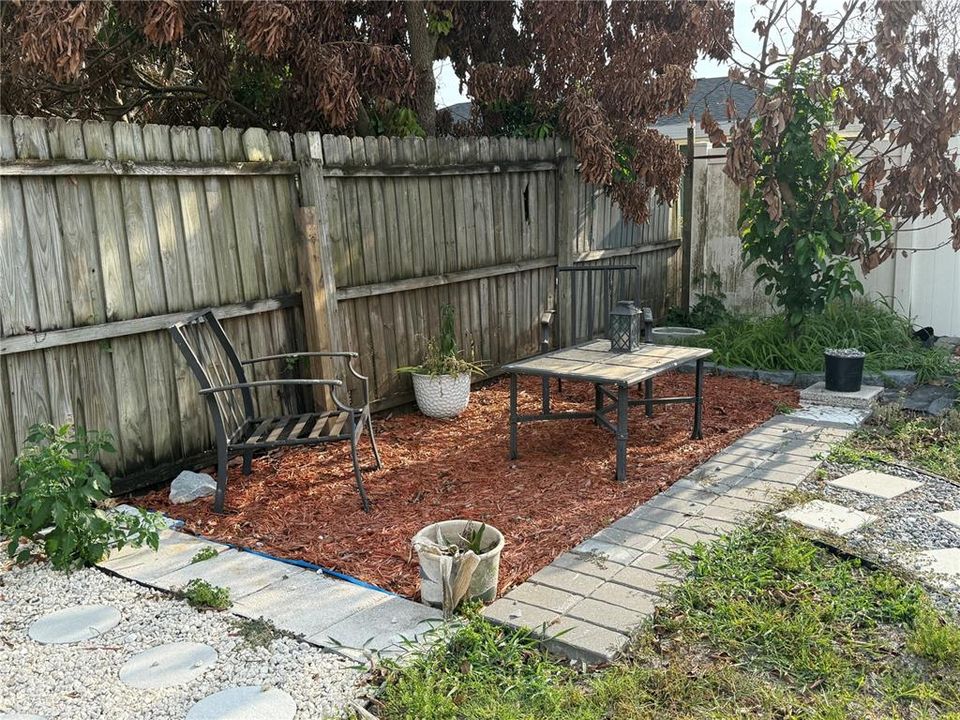 For Rent: $1,100 (1 beds, 1 baths, 361 Square Feet)