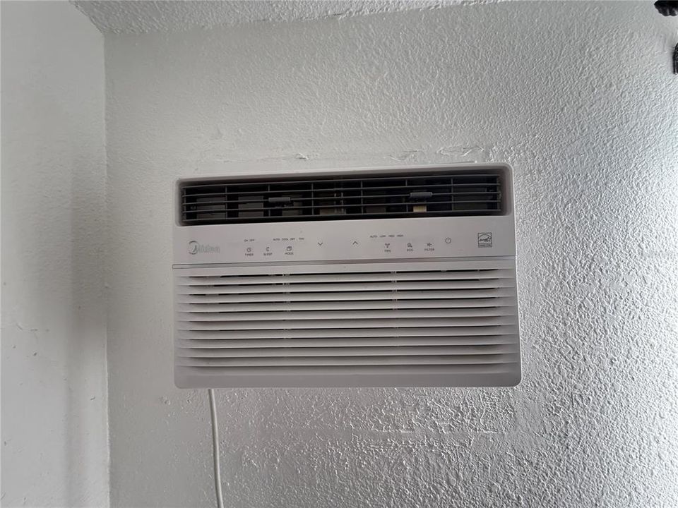 For Rent: $1,100 (1 beds, 1 baths, 361 Square Feet)