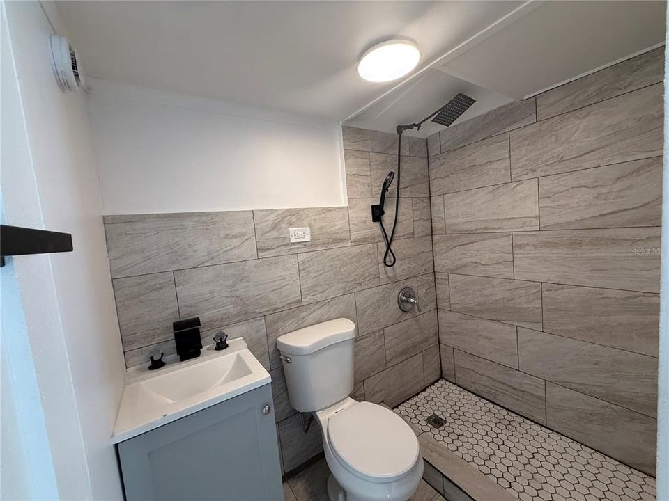 For Rent: $1,100 (1 beds, 1 baths, 361 Square Feet)