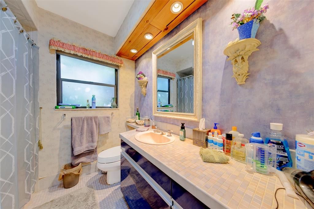 На продажу: $379,000 (3 спален, 2 ванн, 2107 Квадратных фут)