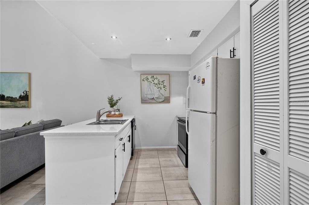 На продажу: $289,000 (2 спален, 2 ванн, 1044 Квадратных фут)