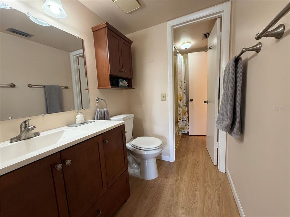 На продажу: $109,900 (2 спален, 1 ванн, 1027 Квадратных фут)