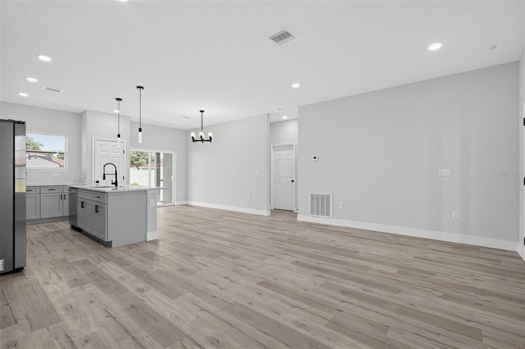 For Sale: $299,900 (3 beds, 2 baths, 1529 Square Feet)