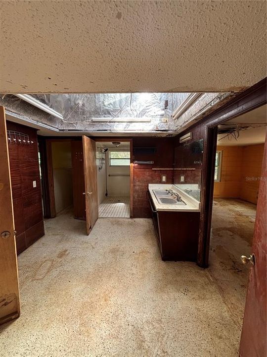 For Sale: $160,000 (5 beds, 3 baths, 2596 Square Feet)