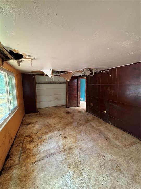 For Sale: $160,000 (5 beds, 3 baths, 2596 Square Feet)