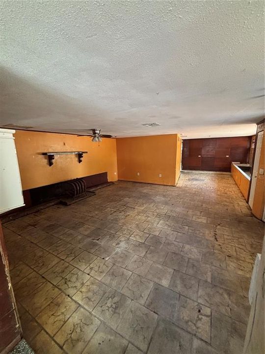 For Sale: $160,000 (5 beds, 3 baths, 2596 Square Feet)