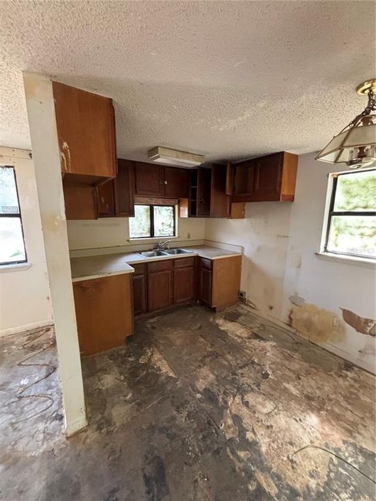 For Sale: $160,000 (5 beds, 3 baths, 2596 Square Feet)