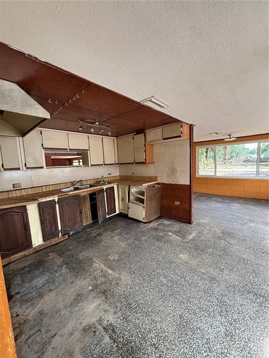 For Sale: $160,000 (5 beds, 3 baths, 2596 Square Feet)