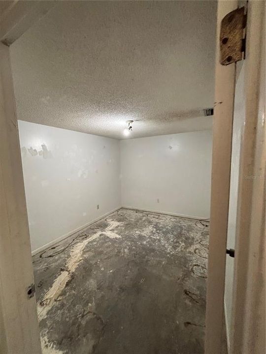 For Sale: $160,000 (5 beds, 3 baths, 2596 Square Feet)
