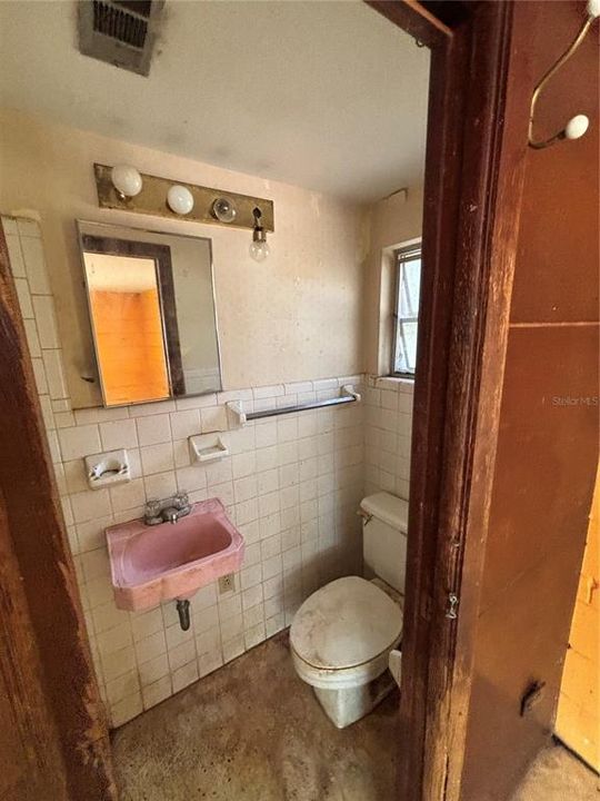 For Sale: $160,000 (5 beds, 3 baths, 2596 Square Feet)