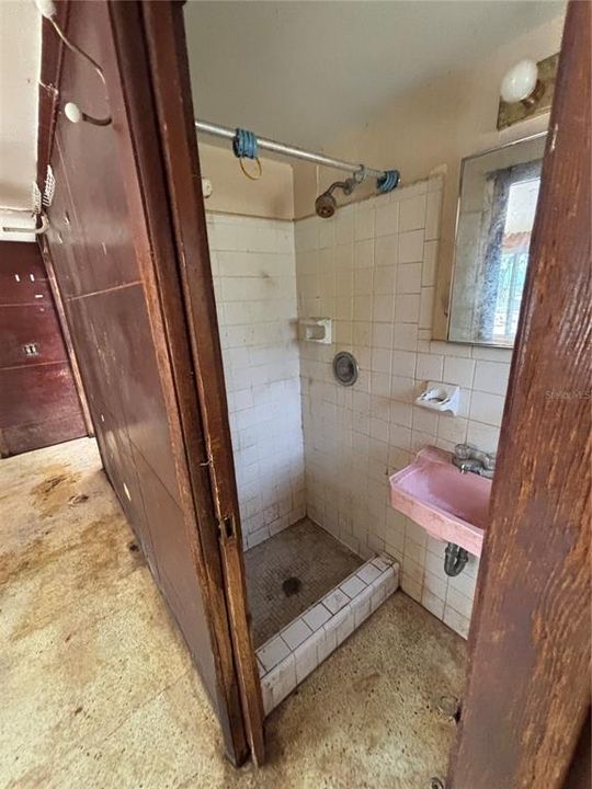 For Sale: $160,000 (5 beds, 3 baths, 2596 Square Feet)
