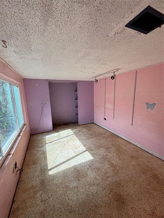 For Sale: $160,000 (5 beds, 3 baths, 2596 Square Feet)