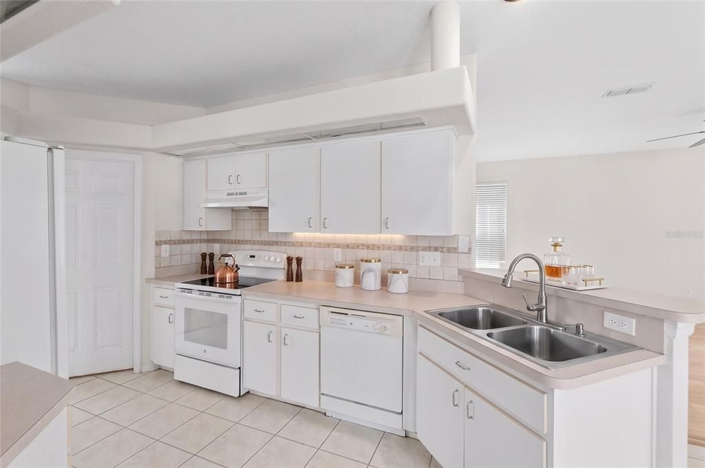На продажу: $325,000 (3 спален, 2 ванн, 1725 Квадратных фут)