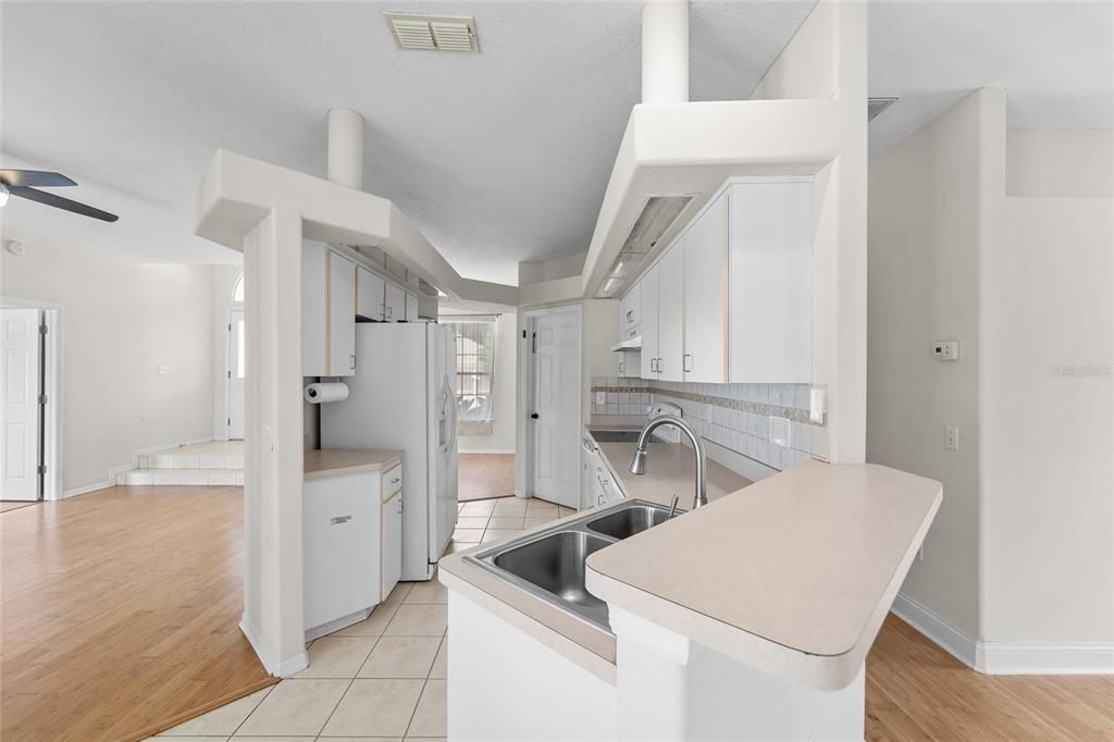 На продажу: $325,000 (3 спален, 2 ванн, 1725 Квадратных фут)