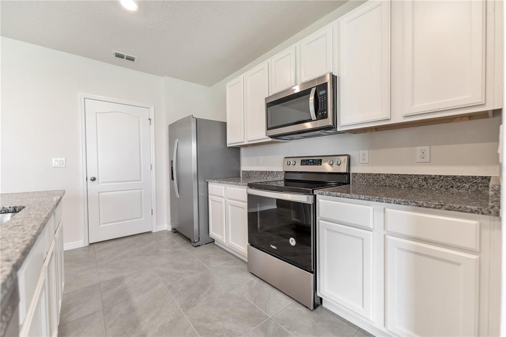 For Rent: $2,100 (3 beds, 2 baths, 1725 Square Feet)