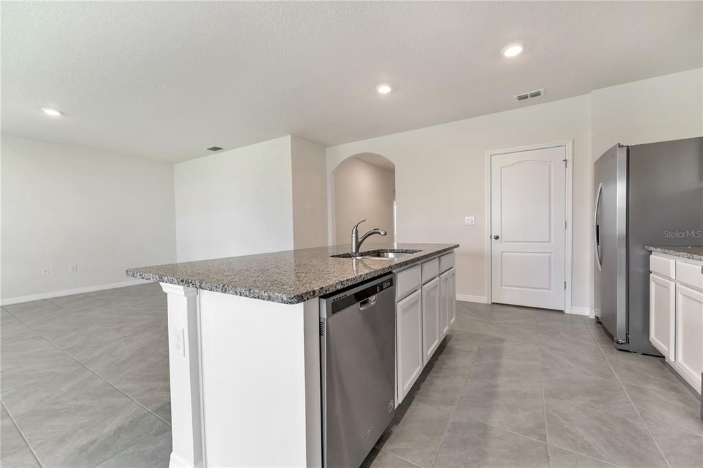 For Rent: $2,100 (3 beds, 2 baths, 1725 Square Feet)