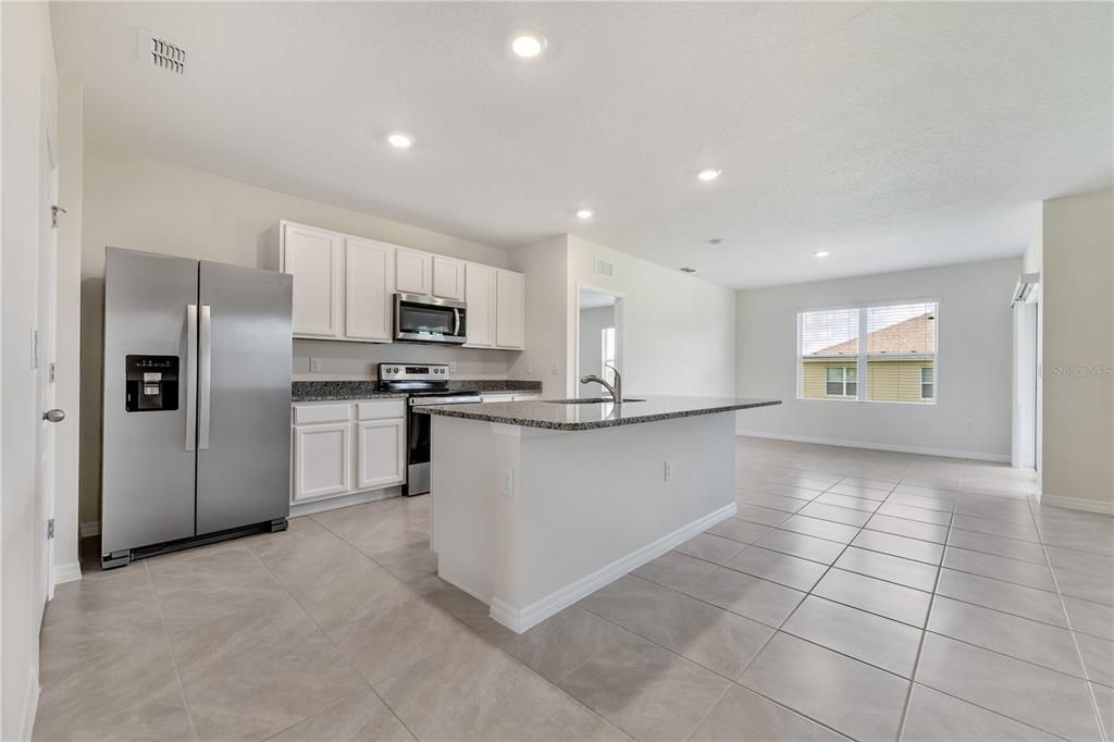 For Rent: $2,100 (3 beds, 2 baths, 1725 Square Feet)