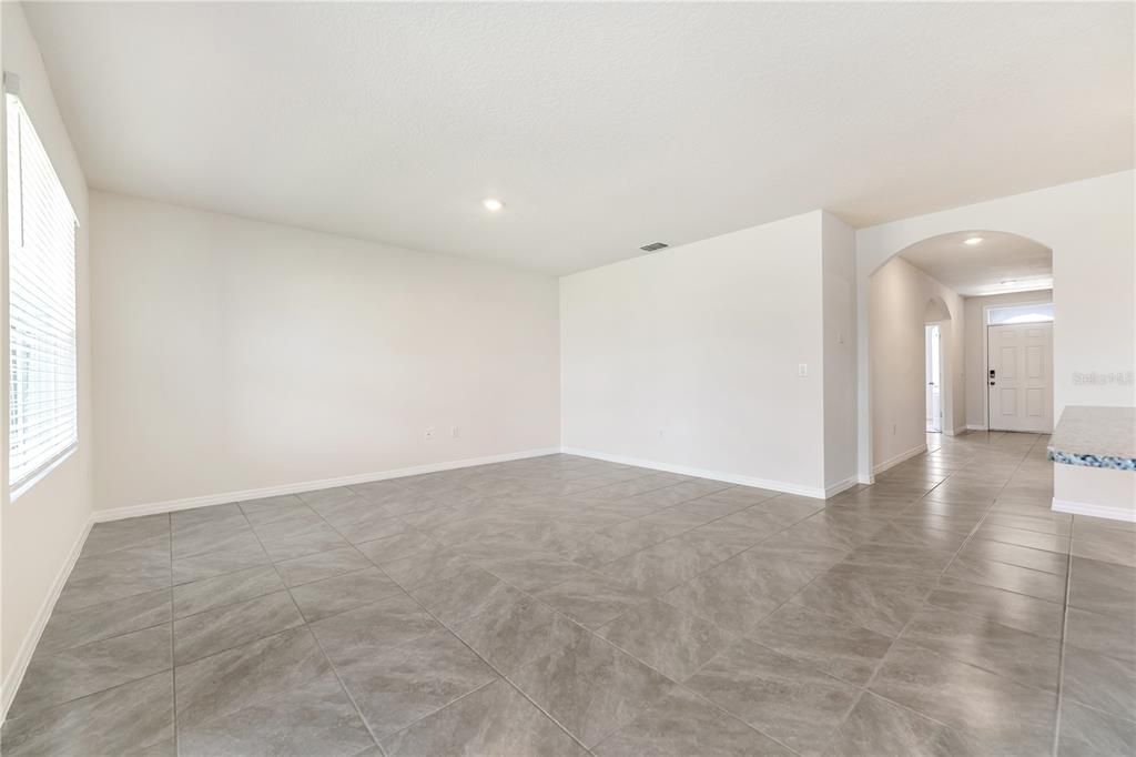 For Rent: $2,100 (3 beds, 2 baths, 1725 Square Feet)