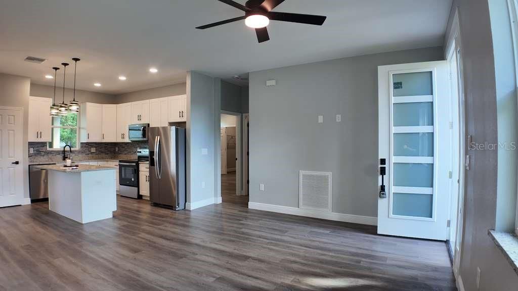 For Rent: $2,350 (3 beds, 3 baths, 1505 Square Feet)