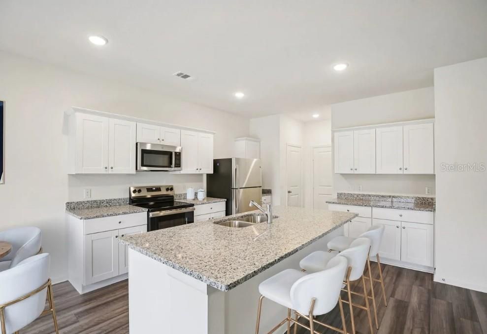 Activo con contrato: $362,990 (4 camas, 2 baños, 2121 Pies cuadrados)