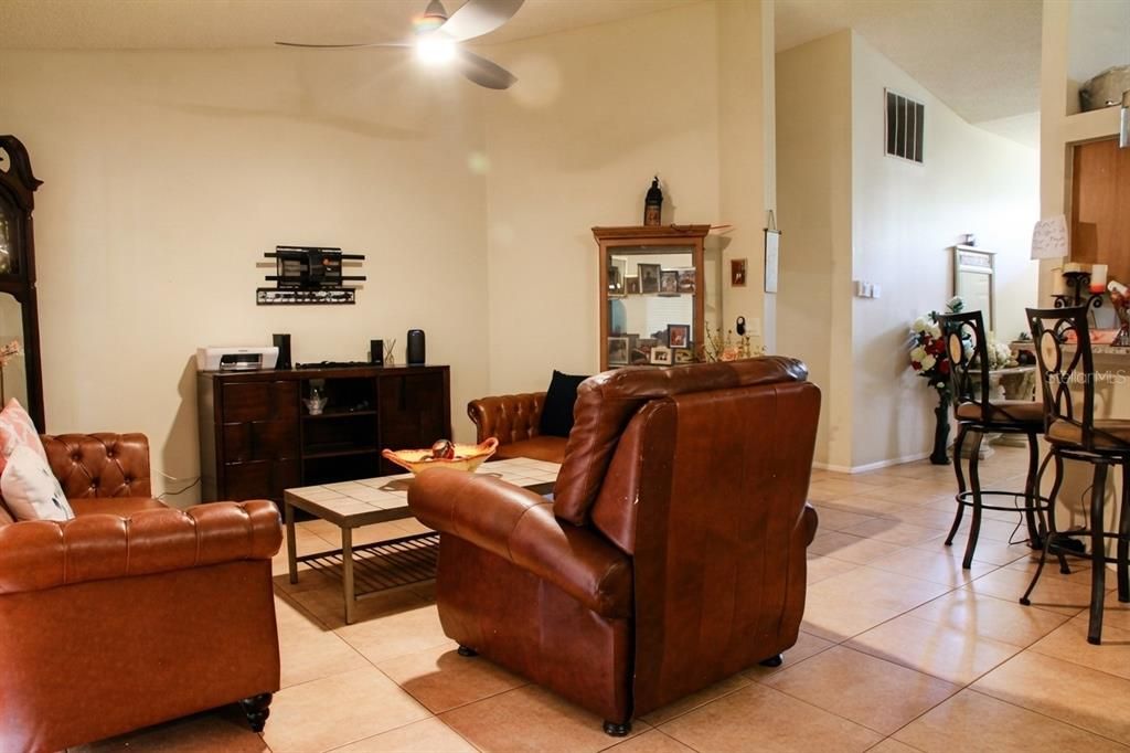 En Venta: $440,000 (4 camas, 2 baños, 1977 Pies cuadrados)