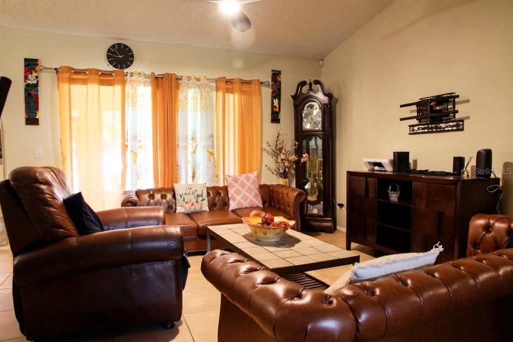 En Venta: $440,000 (4 camas, 2 baños, 1977 Pies cuadrados)