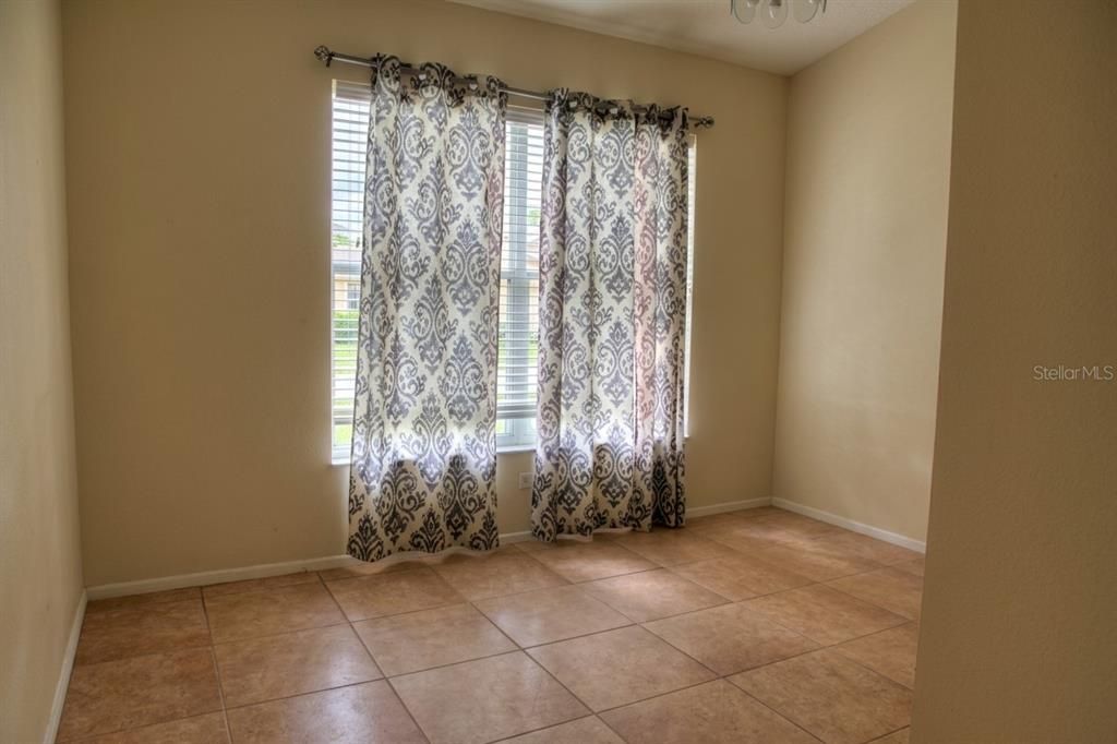 En Venta: $440,000 (4 camas, 2 baños, 1977 Pies cuadrados)