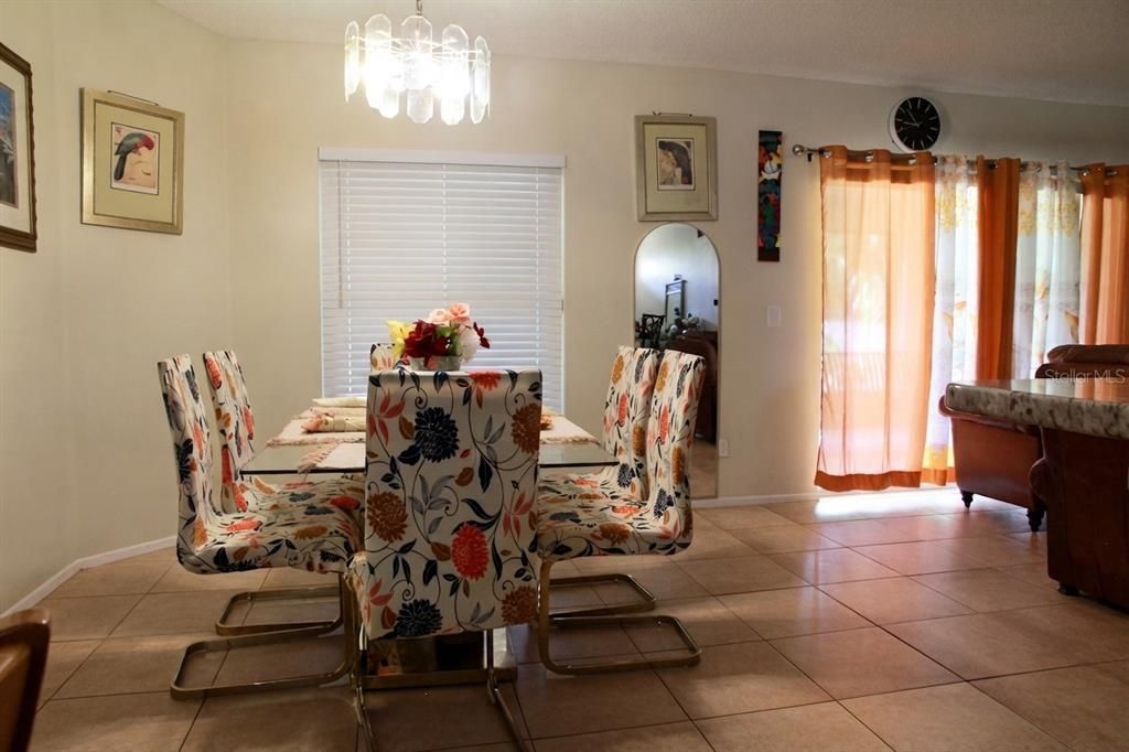 En Venta: $440,000 (4 camas, 2 baños, 1977 Pies cuadrados)