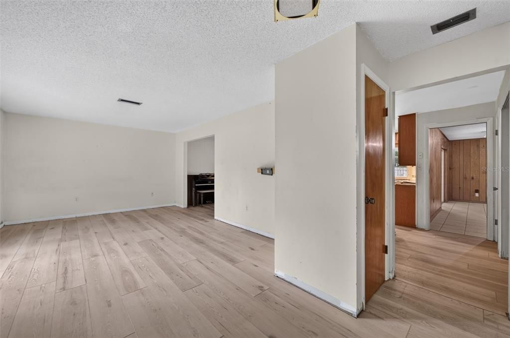 Activo con contrato: $400,000 (4 camas, 2 baños, 2045 Pies cuadrados)