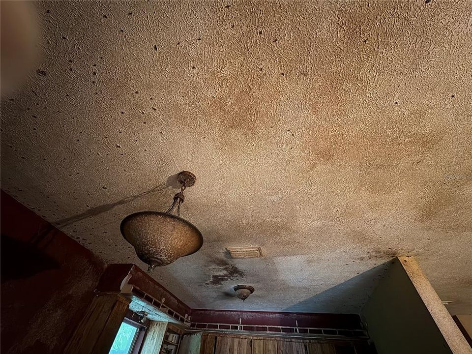 For Sale: $125,000 (3 beds, 1 baths, 995 Square Feet)