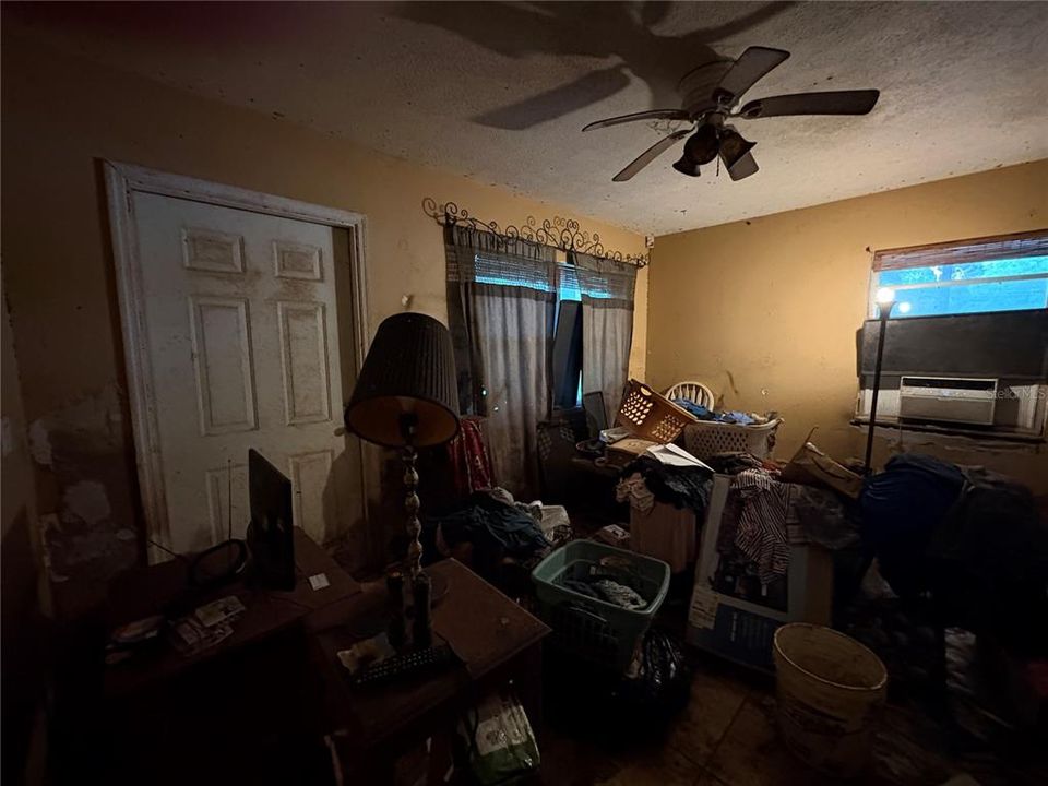 For Sale: $125,000 (3 beds, 1 baths, 995 Square Feet)