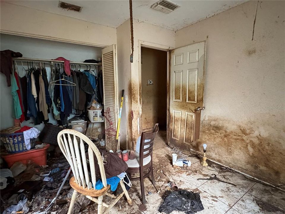 For Sale: $125,000 (3 beds, 1 baths, 995 Square Feet)