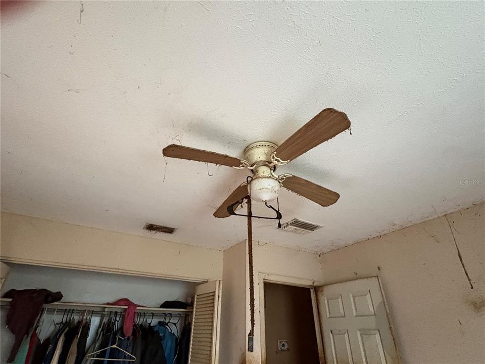 For Sale: $125,000 (3 beds, 1 baths, 995 Square Feet)