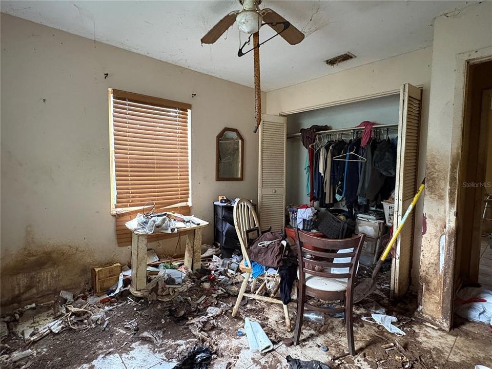 For Sale: $125,000 (3 beds, 1 baths, 995 Square Feet)
