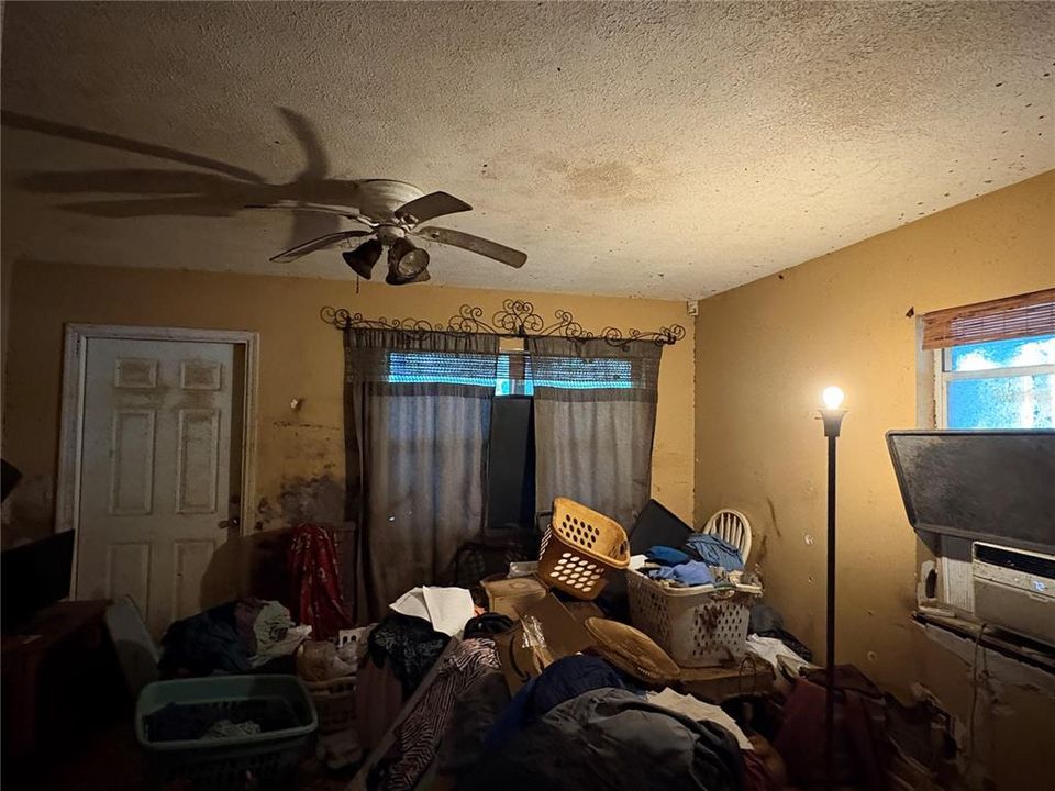 For Sale: $125,000 (3 beds, 1 baths, 995 Square Feet)