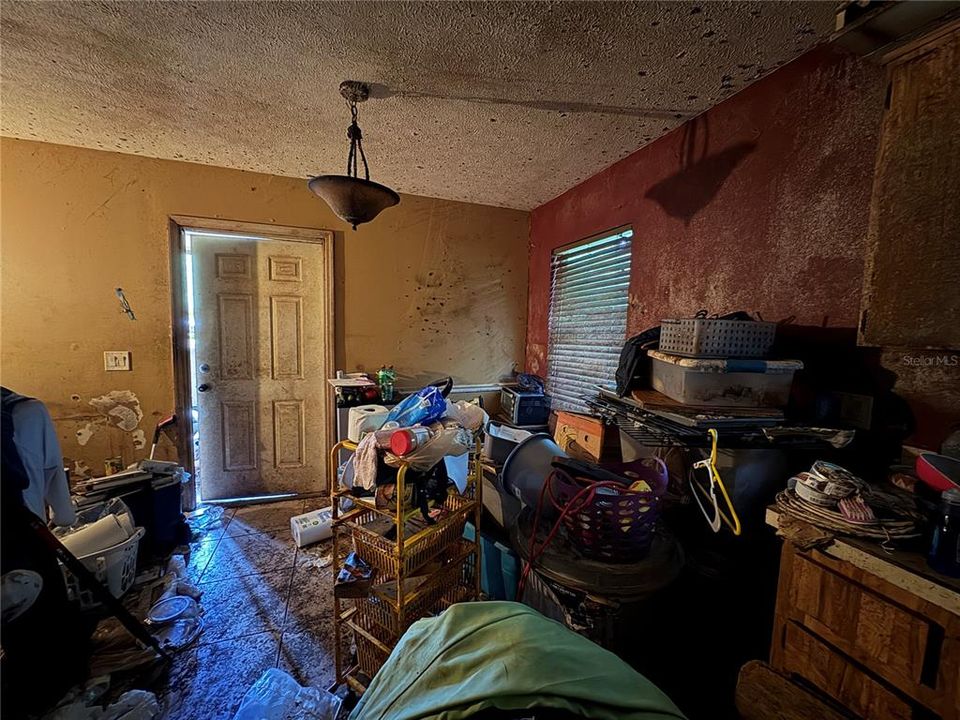 For Sale: $125,000 (3 beds, 1 baths, 995 Square Feet)