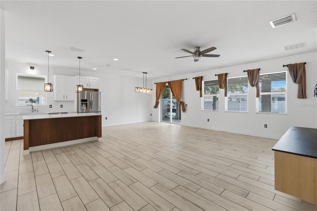For Rent: $2,800 (4 beds, 2 baths, 1980 Square Feet)