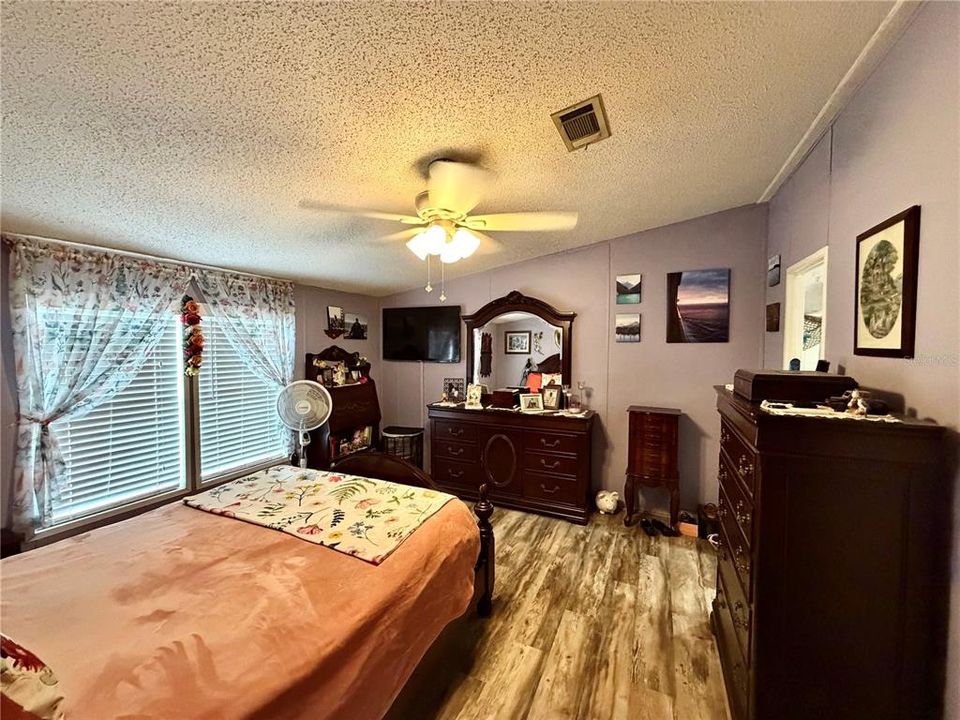 На продажу: $204,990 (3 спален, 2 ванн, 1296 Квадратных фут)