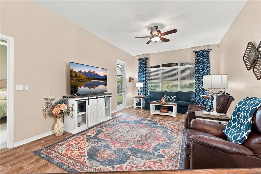 For Sale: $317,000 (2 beds, 2 baths, 1284 Square Feet)