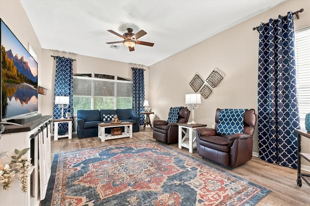 For Sale: $317,000 (2 beds, 2 baths, 1284 Square Feet)