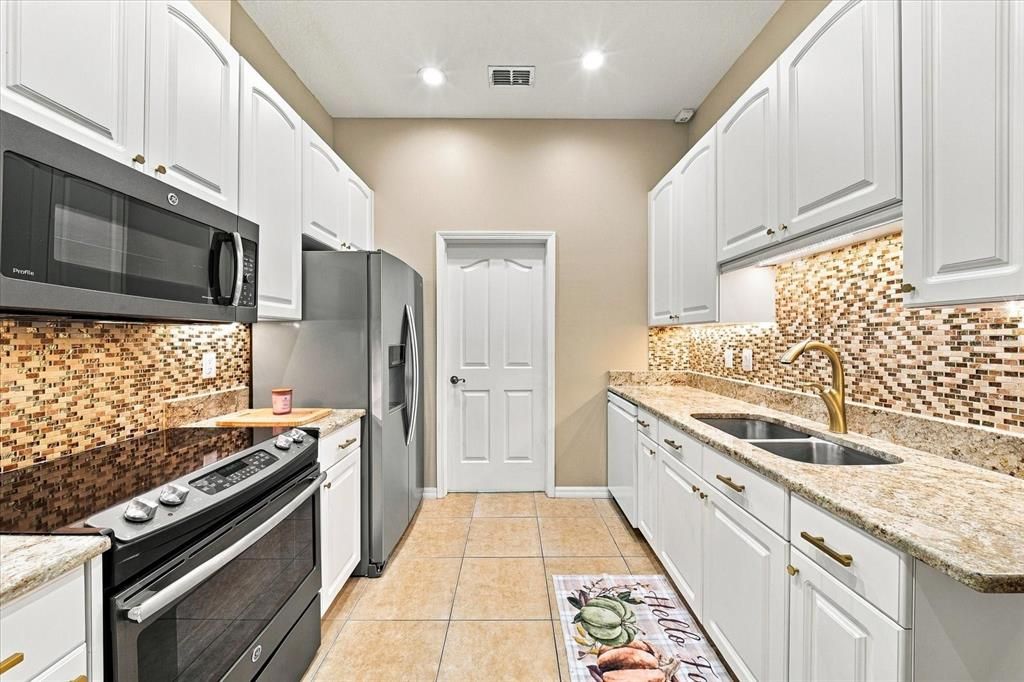 For Sale: $317,000 (2 beds, 2 baths, 1284 Square Feet)